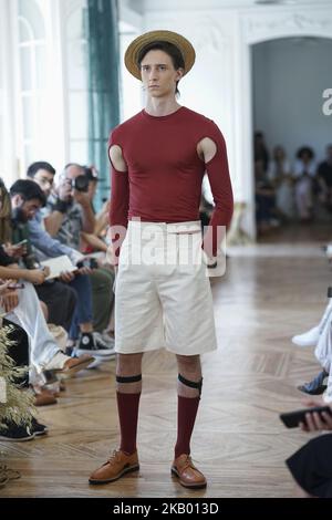 Un modèle marche sur la piste pendant le spectacle de Carlota Barrera à la Mercedes Benz Fashion week Madrid printemps/été 2019 sur 12 juillet 2018 à Madrid, Espagne. (Photo par Oscar Gonzalez/NurPhoto) Banque D'Images