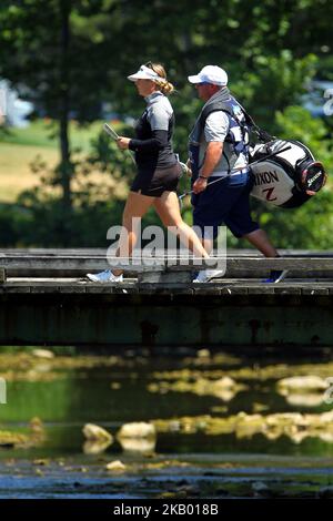 Kassiceanceare de San Diego, CA traverse le pont avec son caddy vers le vert 2nd lors de la première partie du tournoi de golf classique du Marathon LPGA au Highland Meadows Golf Club à Sylvania, Ohio, États-Unis, le dimanche, 12 juillet 2018. (Photo par Amy Lemus/NurPhoto) Banque D'Images