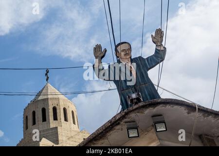 Une statue de Hafiz al-Assad dans le quartier chrétien de la ville syrien de Qamishli (photo de Sebastian Backhaus/NurPhoto) Banque D'Images