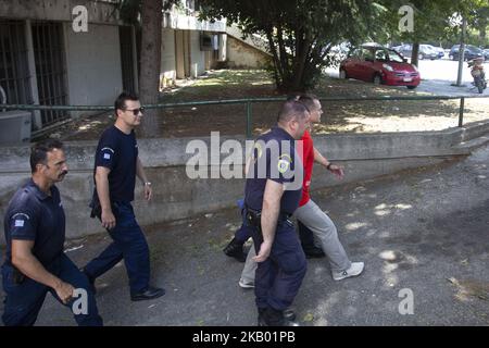 Tribunaux à Thessalonique, la Grèce statue sur l'extradition en France du suspect Alexandre Vinnik, le maître bitcoin russe, à la demande des autorités françaises. Vinnik a prétendu que si les crimes ont eu lieu en Grèce, il devrait alors être jugé par les tribunaux grecs et faire appel de la décision du tribunal. Alexander Vinnik portait un t-shirt rouge de la coupe du monde de la Fifa - Russie 2018. Thessalonique, Grèce - 13 juillet 2018 (photo de Nicolas Economou/NurPhoto) Banque D'Images