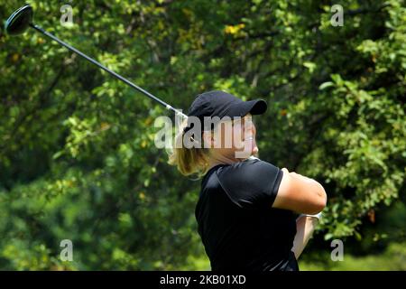 Caroline Hedwall, de Stockholm, en Suède, suit son tir du tee de 17th lors de la deuxième partie du tournoi de golf classique du Marathon LPGA au Highland Meadows Golf Club de Sylvania, Ohio, États-Unis, vendredi, 13 juillet 2018. (Photo par Amy Lemus/NurPhoto) Banque D'Images