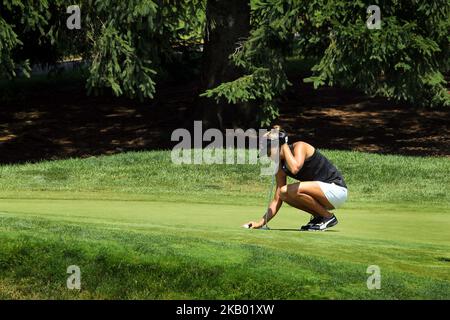 Lexi Thompson, de Delray Beach, en Floride, place son ballon sur le green 8th lors de la deuxième partie du tournoi de golf classique du Marathon LPGA au Highland Meadows Golf Club à Sylvania, Ohio, États-Unis, vendredi, 13 juillet 2018. (Photo par Amy Lemus/NurPhoto) Banque D'Images