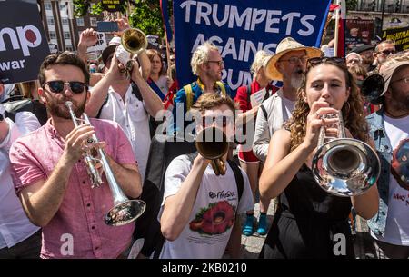 La foule marche dans les rues de Londres pour protester contre la visite du président américain Donald Trump au Royaume-Uni le 13 juillet 2018. La manifestation a rassemblé environ 250 mille personnes, le plus grand nombre depuis plus d'une décennie. (Photo par Dominika Zarzycka/NurPhoto) Banque D'Images