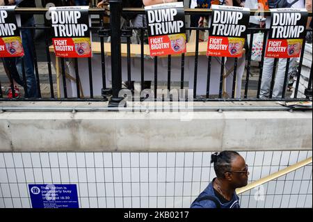 Des pancartes anti-Trump sont fixées aux rampes de la station de métro d'Oxford Circus alors que des manifestants s'opposent à la visite britannique du président américain Donald Trump à Londres, en Angleterre, sur 13 juillet 2018. Le président Trump est arrivé sur le sol britannique hier lors de sa première visite au Royaume-Uni depuis son arrivée au pouvoir. Des manifestations ont été prévues dans tout le pays – aujourd'hui à Londres en particulier, bien que M. Trump passe la journée à l'extérieur de la ville. (Photo de David Cliff/NurPhoto) Banque D'Images