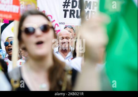 L'ancien maire de Londres Ken Livingstone (au centre) se joint aux manifestants qui s'opposent à la visite britannique de la manifestation du président américain Donald Trump à Londres, en Angleterre, sur 13 juillet 2018. Le président Trump est arrivé sur le sol britannique hier lors de sa première visite au Royaume-Uni depuis son arrivée au pouvoir. Des manifestations ont été prévues dans tout le pays – aujourd'hui à Londres en particulier, bien que M. Trump passe la journée à l'extérieur de la ville. (Photo de David Cliff/NurPhoto) Banque D'Images