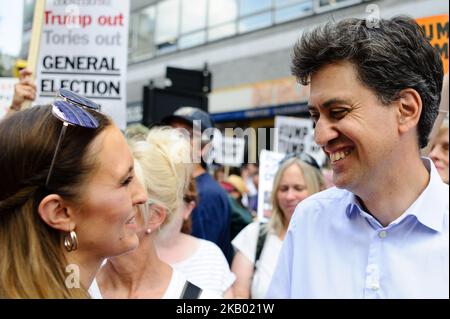 L’ancien chef du Parti travailliste Ed Miliband (à droite) donne une interview en tant que manifestants s’opposant à la visite britannique du président américain Donald Trump pour protester à Londres, en Angleterre, contre 13 juillet 2018. Le président Trump est arrivé sur le sol britannique hier lors de sa première visite au Royaume-Uni depuis son arrivée au pouvoir. Des manifestations ont été prévues dans tout le pays – aujourd'hui à Londres en particulier, bien que M. Trump passe la journée à l'extérieur de la ville. (Photo de David Cliff/NurPhoto) Banque D'Images