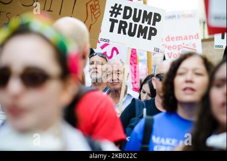 L'ancien maire de Londres Ken Livingstone (au centre) se joint aux manifestants qui s'opposent à la visite britannique de la manifestation du président américain Donald Trump à Londres, en Angleterre, sur 13 juillet 2018. Le président Trump est arrivé sur le sol britannique hier lors de sa première visite au Royaume-Uni depuis son arrivée au pouvoir. Des manifestations ont été prévues dans tout le pays – aujourd'hui à Londres en particulier, bien que M. Trump passe la journée à l'extérieur de la ville. (Photo de David Cliff/NurPhoto) Banque D'Images