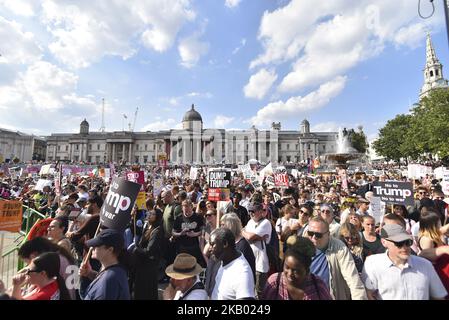 Les manifestants se rassemblent à Trafalgar Square pour assister à un rassemblement contre la visite du président américain Donald Trumps au Royaume-Uni, y compris un géant gonflable Baby Trump, Londres on 13 juillet 2018. La présidente des États-Unis et la première dame, Melania Trump, a rendu visite à la première ministre Theresa May à Chequrs et a pris le thé avec la reine au château de Windsor. (Photo par Alberto Pezzali/NurPhoto) Banque D'Images