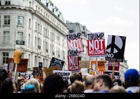 Des manifestants opposés à la visite britannique du président américain Donald Trump protestent à Londres, en Angleterre, sur 13 juillet 2018. Le président Trump est arrivé sur le sol britannique hier lors de sa première visite au Royaume-Uni depuis son arrivée au pouvoir. Des manifestations ont été prévues dans tout le pays – aujourd'hui à Londres en particulier, bien que M. Trump passe la journée à l'extérieur de la ville. (Photo de David Cliff/NurPhoto) Banque D'Images