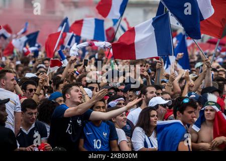 Des milliers de personnes se sont rassemblées sur la place Bélecour pour assister au match de finale de la coupe du monde de la FIFA 2018 entre la France et la Croatie sur un écran géant, à Lyon, en France, sur 15 juillet 2018. (Photo de Nicolas Liponne/NurPhoto) Banque D'Images