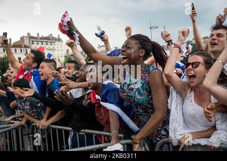 Des milliers de personnes se sont rassemblées sur la place Bélecour pour assister au match de finale de la coupe du monde de la FIFA 2018 entre la France et la Croatie sur un écran géant, à Lyon, en France, sur 15 juillet 2018. (Photo de Nicolas Liponne/NurPhoto) Banque D'Images