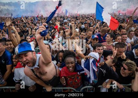 Des milliers de personnes se sont rassemblées sur la place Bélecour pour assister au match de finale de la coupe du monde de la FIFA 2018 entre la France et la Croatie sur un écran géant, à Lyon, en France, sur 15 juillet 2018. (Photo de Nicolas Liponne/NurPhoto) Banque D'Images