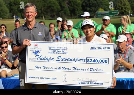 Thidapa Suwannapura, de Bangkok, en Thaïlande, détient le chèque après avoir remporté le tournoi de golf Marathon LPGA Classic au Highland Meadows Golf Club de Sylvania, Ohio, le dimanche, 15 juillet 2018. (Photo par Amy Lemus/NurPhoto) Banque D'Images