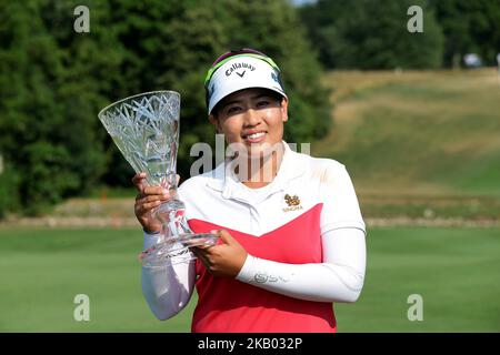 Thidapa Suwannapura de Thaïlande tient le trophée après avoir remporté le tournoi de golf classique au cours du Marathon LPGA au Highland Meadows Golf Club à Sylvania, Ohio, Etats-Unis, le dimanche, 15 juillet 2018. (Photo de Jorge Lemus/NurPhoto) Banque D'Images