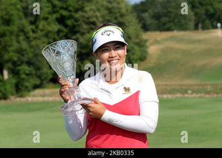 Thidapa Suwannapura de Thaïlande tient le trophée après avoir remporté le tournoi de golf classique au cours du Marathon LPGA au Highland Meadows Golf Club à Sylvania, Ohio, Etats-Unis, le dimanche, 15 juillet 2018. (Photo de Jorge Lemus/NurPhoto) Banque D'Images