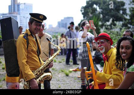 Les artistes et les clowns ont acclamé les piétons dans les rues de l'avenue Paulista à São Paulo, au Brésil, sur 16 juillet 2018. L'action a la devise que le sourire est la meilleure médecine. (Photo de Cris Faga/NurPhoto) Banque D'Images