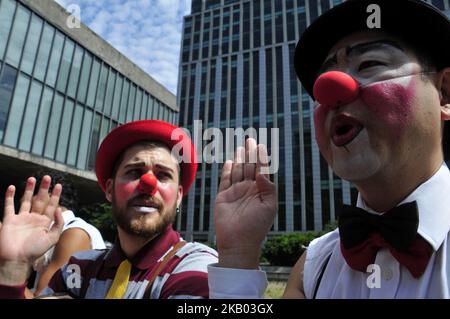 Les artistes et les clowns ont acclamé les piétons dans les rues de l'avenue Paulista à São Paulo, au Brésil, sur 16 juillet 2018. L'action a la devise que le sourire est la meilleure médecine. (Photo de Cris Faga/NurPhoto) Banque D'Images