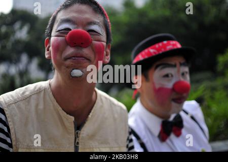 Les artistes et les clowns ont acclamé les piétons dans les rues de l'avenue Paulista à São Paulo, au Brésil, sur 16 juillet 2018. L'action a la devise que le sourire est la meilleure médecine. (Photo de Cris Faga/NurPhoto) Banque D'Images