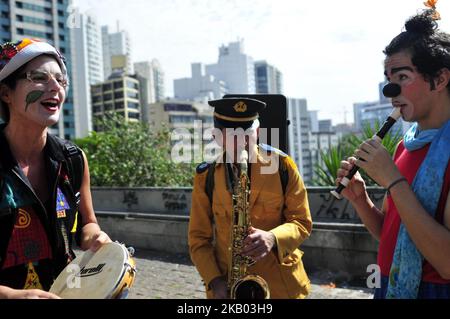 Les artistes et les clowns ont acclamé les piétons dans les rues de l'avenue Paulista à São Paulo, au Brésil, sur 16 juillet 2018. L'action a la devise que le sourire est la meilleure médecine. (Photo de Cris Faga/NurPhoto) Banque D'Images