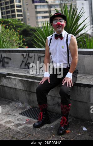 Les artistes et les clowns ont acclamé les piétons dans les rues de l'avenue Paulista à São Paulo, au Brésil, sur 16 juillet 2018. L'action a la devise que le sourire est la meilleure médecine. (Photo de Cris Faga/NurPhoto) Banque D'Images