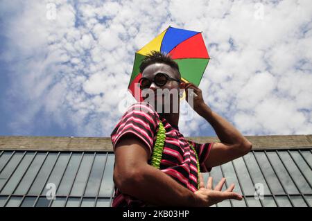 Les artistes et les clowns ont acclamé les piétons dans les rues de l'avenue Paulista à São Paulo, au Brésil, sur 16 juillet 2018. L'action a la devise que le sourire est la meilleure médecine. (Photo de Cris Faga/NurPhoto) Banque D'Images