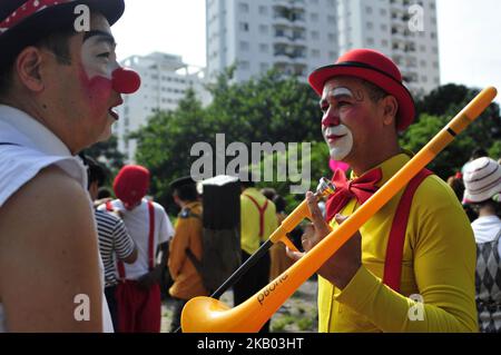 Les artistes et les clowns ont acclamé les piétons dans les rues de l'avenue Paulista à São Paulo, au Brésil, sur 16 juillet 2018. L'action a la devise que le sourire est la meilleure médecine. (Photo de Cris Faga/NurPhoto) Banque D'Images