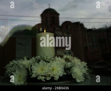 Des fleurs et une bougie sont vues à l'intérieur de l'ambassade des pays-Bas à Kiev sur 17 juillet 2018. L'Ukraine pleure les victimes de la Commission de l'aviation civile MH-17 qui a été abattée sur l'Ukraine déchirée par la guerre en 2014. (Photo par Sergii Kharchenko/NurPhoto) Banque D'Images
