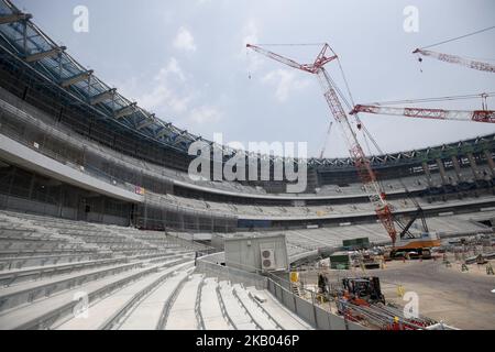 Une vue d'ensemble lors de la tournée médiatique de la construction du nouveau stade national olympique de Tokyo en 2020 à 18 juillet 2018, au Japon. La température actuelle à l'intérieur du stade comme 38,1 degrés celsius. 2020 les Jeux olympiques et paralympiques de Tokyo seront les premiers Jeux olympiques au Japon depuis 56 ans, depuis 1964. La cérémonie d'ouverture et de clôture aura lieu dans ce stade. (Photo par Alessandro Di Ciommo/NurPhoto) Banque D'Images