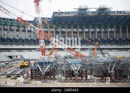 Une vue d'ensemble lors de la tournée médiatique de la construction du nouveau stade national olympique de Tokyo en 2020 à 18 juillet 2018, au Japon. La température actuelle à l'intérieur du stade comme 38,1 degrés celsius. 2020 les Jeux olympiques et paralympiques de Tokyo seront les premiers Jeux olympiques au Japon depuis 56 ans, depuis 1964. La cérémonie d'ouverture et de clôture aura lieu dans ce stade. (Photo par Alessandro Di Ciommo/NurPhoto) Banque D'Images