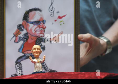 Un petit pape François Bobble se dirige devant une caricature aquarelle qui présente le chanteur-compositeur irlandais Bono, réalisé par un artiste irlandais Ray Sherlock, exposé à la Balla Ban Art Gallery de Dublin. Le propriétaire de la galerie Frank O'dea les donnera gratuitement à chaque achat effectué lors de la visite du Pape en Irlande. Le pape François doit visiter l'Irlande de 21 août à 26 dans ce qui sera la première visite papale depuis l'arrivée du pape Jean-Paul II en 1979. Mercredi, 18 juillet 2018, à Dublin, Irlande. (Photo par Artur Widak/NurPhoto) Banque D'Images