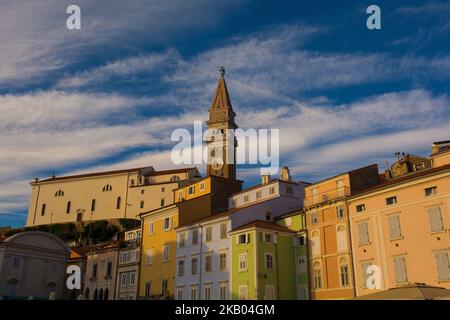 Bâtiments historiques de la place Tartini dans le centre médiéval de Piran sur la côte slovène, le clocher de l'église paroissiale de Saint-Georges est en arrière-plan Banque D'Images