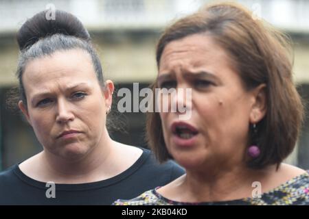 Le parti Sinn Fein, TD Louise O'Reilly (à gauche) et Mary Lou McDonald (à droite) appellent le député Ian Paisley Jr à démissionner lors d'une conférence de presse à l'extérieur de la Maison Leinster à Dublin. Le député de DUP North Antrim, Ian Paisley, a enfreint les règles de Westminister et fait face à une suspension de la Chambre des communes pendant 30 jours de séance pour avoir omis de détailler deux jours fériés familiaux payés par le gouvernement sri-lankais. Mercredi, 18 juillet 2018, à Dublin, Irlande. (Photo par Artur Widak/NurPhoto) Banque D'Images