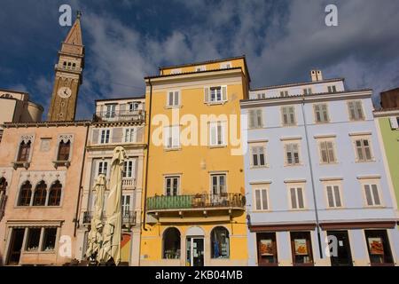 Bâtiments historiques de Tartini Sq dans le centre médiéval de Piran sur la côte slovène. Le clocher de l'église paroissiale de St George est en arrière-plan Banque D'Images