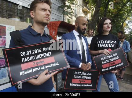 Les gens ont des affiches lisant ' 20.07.2016. Kiev. Pavlo Sheremet. 2 ans. Tueurs toujours introuvables" comme ils se trouvent sur le site du centre de Kiev où le journaliste Pavel Sheremet a été tué par une bombe à auto il y a deux ans à Kiev, en Ukraine, sur 20 juillet 2018. Deux ans après que le journaliste indépendant originaire du Bélarus Pavel Sheremet ait été tué par une voiture piégée dans le centre de Kiev, des personnes se sont rassemblées sur les lieux de la tragédie pour honorer sa mémoire et exiger une enquête rapide. (Photo par STR/NurPhoto) Banque D'Images