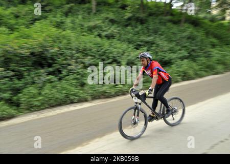 Pushkar Shah, a vélo plus de 150 pays du monde seul participent à la Katmandou Kora Cyclisme 2018 RIDE pour une CAUSE à la place Patan Durbar, Patan, Népal samedi, 21 juillet 2018. Des cavaliers du Népal ainsi que de différents pays ont participé à un défi de 50 km, 75 km et 100 km autour de la vallée de Katmandou sur sa huitième édition de KORA KATMANDOU. (Photo de Narayan Maharajan/NurPhoto) Banque D'Images