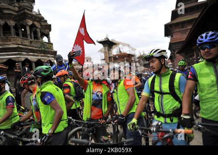 Ajay Pandit Chhetri, un coureur de fond de vélo de montagne professionnel prenant selfie avant Katmandou Kora Cyclisme 2018 RIDE pour une CAUSE à la place Patan Durbar, Patan, Népal samedi, 21 juillet 2018. Des cavaliers du Népal ainsi que de différents pays ont participé à un défi de 50 km, 75 km et 100 km autour de la vallée de Katmandou sur sa huitième édition de KORA KATMANDOU. (Photo de Narayan Maharajan/NurPhoto) Banque D'Images