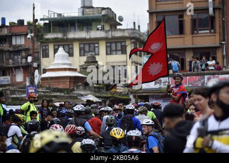 Pushkar Shah, a fait un cycle de plus de 150 pays du monde entier en signe de drapeau national lors de Katmandou Kora Cyclisme 2018 RIDE pour une CAUSE à la place Patan Durbar, Patan, Népal samedi, 21 juillet 2018. Des cavaliers du Népal ainsi que de différents pays ont participé à un défi de 50 km, 75 km et 100 km autour de la vallée de Katmandou sur sa huitième édition de KORA KATMANDOU. (Photo de Narayan Maharajan/NurPhoto) Banque D'Images