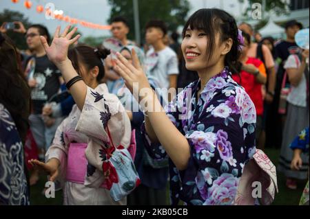 Les habitants de kimono dansent au stade Matsushita lors du festival bon Odori qui a eu lieu à 21 juillet 2018 à Shah Alam, Selangor, Malaisie. Chaque année, cet échange culturel nippo-malaisien se tient au complexe sportif national de Shah Alam, avec une participation prévue de plus de 30 000 participants. (Photo de Chris Jung/NurPhoto) Banque D'Images