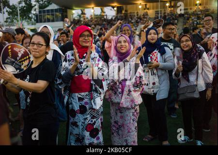 Les habitants de kimono dansent au stade Matsushita lors du festival bon Odori qui a eu lieu à 21 juillet 2018 à Shah Alam, Selangor, Malaisie. Chaque année, cet échange culturel nippo-malaisien se tient au complexe sportif national de Shah Alam, avec une participation prévue de plus de 30 000 participants. (Photo de Chris Jung/NurPhoto) Banque D'Images