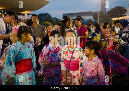 Les habitants de kimono dansent au stade Matsushita lors du festival bon Odori qui a eu lieu à 21 juillet 2018 à Shah Alam, Selangor, Malaisie. Chaque année, cet échange culturel nippo-malaisien se tient au complexe sportif national de Shah Alam, avec une participation prévue de plus de 30 000 participants. (Photo de Chris Jung/NurPhoto) Banque D'Images