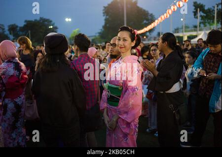 Les habitants de kimono dansent au stade Matsushita lors du festival bon Odori qui a eu lieu à 21 juillet 2018 à Shah Alam, Selangor, Malaisie. Chaque année, cet échange culturel nippo-malaisien se tient au complexe sportif national de Shah Alam, avec une participation prévue de plus de 30 000 participants. (Photo de Chris Jung/NurPhoto) Banque D'Images