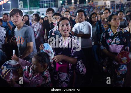 Les habitants de kimono dansent au stade Matsushita lors du festival bon Odori qui a eu lieu à 21 juillet 2018 à Shah Alam, Selangor, Malaisie. Chaque année, cet échange culturel nippo-malaisien se tient au complexe sportif national de Shah Alam, avec une participation prévue de plus de 30 000 participants. (Photo de Chris Jung/NurPhoto) Banque D'Images