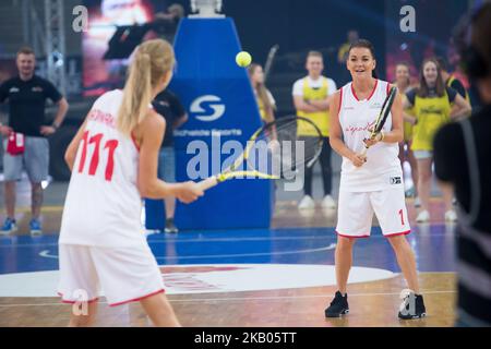 Urszula Radwanska et Agnieszka Radwanska lors du match de basket-ball caritatif « Gortat Team » (célébrités) contre l'armée polonaise, organisé par Marcin Gortat (joueur de la NBA), à l'Atlas Arena de Lodz, Pologne, le 21 juillet 2018 (photo de Mateusz Wlodarczyk/NurPhoto) Banque D'Images