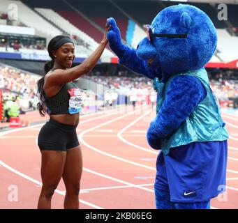 Shelly-Ann Fraser -Pryce gagnante des 100m femmes fait un cinq haut avec le Britbear lors des Jeux d'anniversaire de Muller IAAF Diamond League Day One au stade de Londres sur 21 juillet 2018 à Londres, en Angleterre. (Photo par action Foto Sport/NurPhoto) Banque D'Images