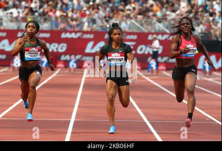 L-R Shelly-Ann Fraser-Pryce de la Jamaïque Dezerea Bryant des États-Unis et Jonielle Smith de la Jamaïque participent à la finale des femmes de 100m lors des Jeux d'anniversaire de Muller la première journée de la Ligue des diamants de l'IAAF au stade de Londres sur 21 juillet 2018 à Londres, en Angleterre. (Photo par action Foto Sport/NurPhoto) Banque D'Images