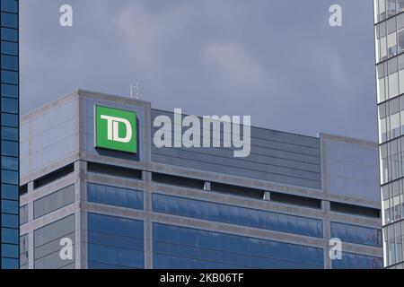 Logo de la compagnie bancaire commerciale TD Canada Trust, vu au centre-ville d'Edmonton. Dimanche, 22 juillet 2018, à Edmonton, en Alberta, Canada. (Photo par Artur Widak/NurPhoto) Banque D'Images