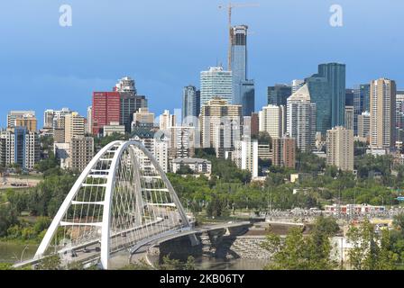 Vue générale du centre-ville d'Edmonton avec le pont Walterdale et la tour Stantec en construction. Dimanche, 22 juillet 2018, à Edmonton, en Alberta, Canada. (Photo par Artur Widak/NurPhoto) Banque D'Images