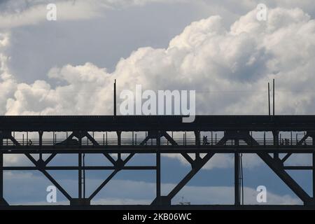 Une vue générale du pont de haut niveau d'Edmonton vu de la rive sud dimanche, à 22 juillet 2018, à Edmonton, en Alberta, Canada. (Photo par Artur Widak/NurPhoto) Banque D'Images