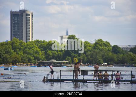 Les gens ont nagé dans le Lido de Hyde Park à Londres sur 24 juillet 2018. Certaines régions du Royaume-Uni connaissent davantage de conditions de canicule, les températures se dirigeant vers 32C (90F) et vont augmenter plus tard cette semaine. (Photo par Alberto Pezzali/NurPhoto) Banque D'Images