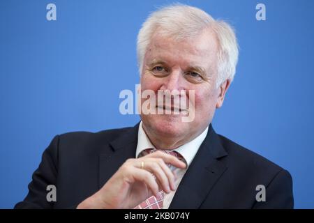 Le ministre allemand de l'intérieur, Horst Seehofer, est photographié lors de la présentation du rapport annuel sur la sécurité nationale 2017 au Bundespressekonferenz à Berlin, en Allemagne, sur 24 juillet 2018. (Photo par Emmanuele Contini/NurPhoto) Banque D'Images